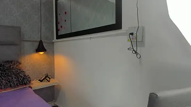 emilyy r online show from April 15, 2026, 7:07 pm