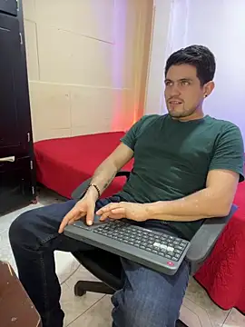 Snapshot of williamsmiiths16 chatting on February 6, 2026, 1:01 am williamsmiiths16 online show from February 6, 2026, 1:01 am