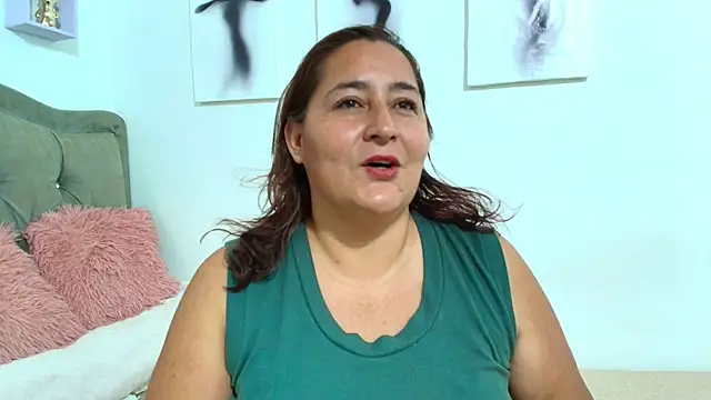 Snapshot of VioletBruces chatting on January 10, 2026, 11:33 pm VioletBruces online show from January 10, 2026, 11:33 pm