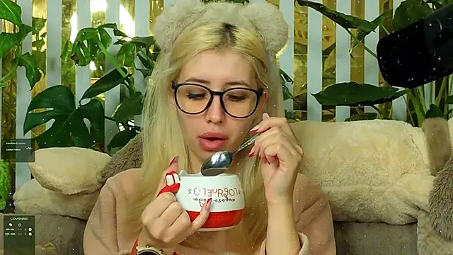 FlowweerGirl online show from January 14, 2026, 9:13 am