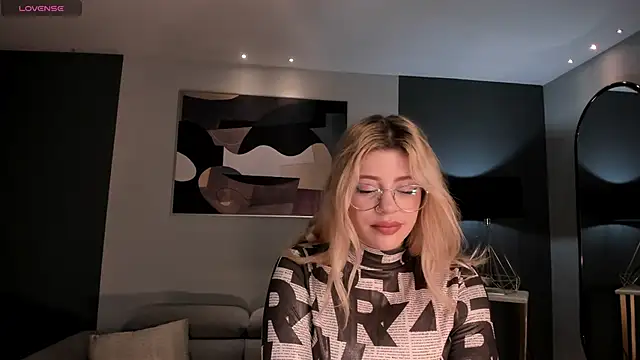 MadisonKane online show from November 12, 2025, 11:14 am