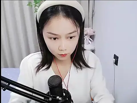 mili923 online show from December 4, 2025, 2:05 pm