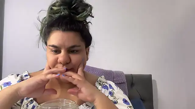 Snapshot of YoungCurvyLeah chatting on August 1, 2026, 9:24 pm YoungCurvyLeah online show from August 1, 2026, 9:24 pm