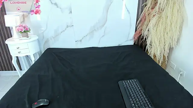 Snapshot of hilarythomsom chatting on February 20, 2026, 12:51 pm hilarythomsom online show from February 20, 2026, 12:51 pm