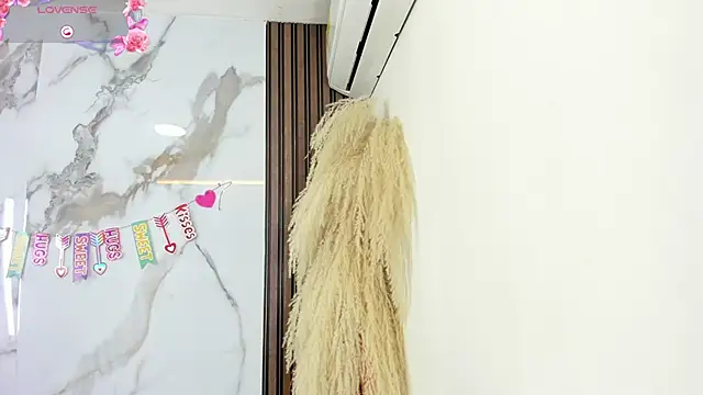 Snapshot of hilarythomsom chatting on February 13, 2026, 1:00 pm hilarythomsom online show from February 13, 2026, 1:00 pm