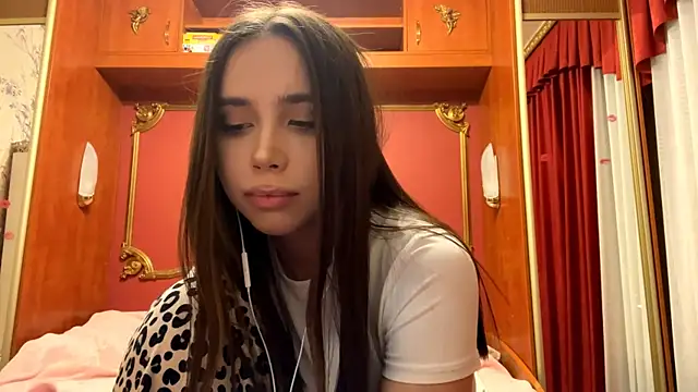 LauraMystiq online show from January 12, 2026, 2:24 pm