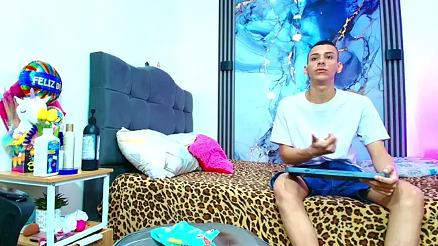 Valentina and sneider  online show from March 26, 2026, 9:02 pm