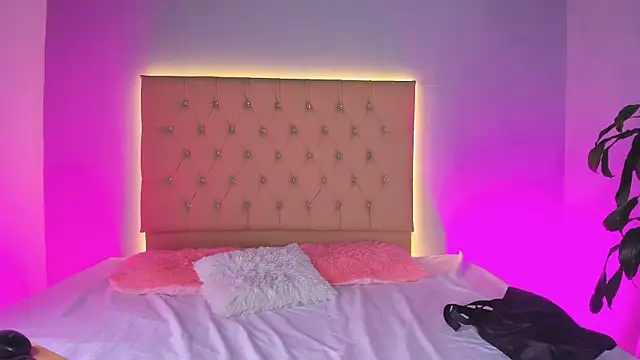 EmmaLawrence  online show from February 12, 2026, 9:09 am