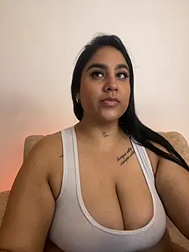 Snapshot of YenthCorona chatting on July 4, 2026, 3:46 am YenthCorona online show from July 4, 2026, 3:46 am