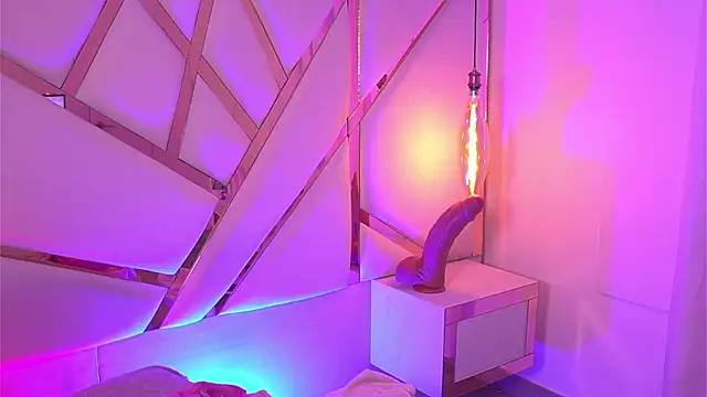 Sophie-velvet online show from May 20, 2026, 7:55 pm