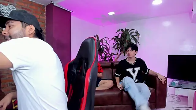 HotThreesoome online show from February 5, 2026, 12:23 pm