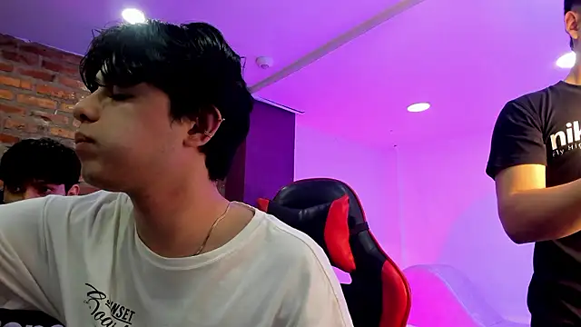 HotThreesoome online show from March 25, 2026, 12:37 pm