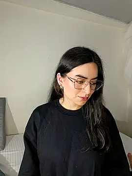 saasha Petit online show from April 15, 2026, 11:05 am