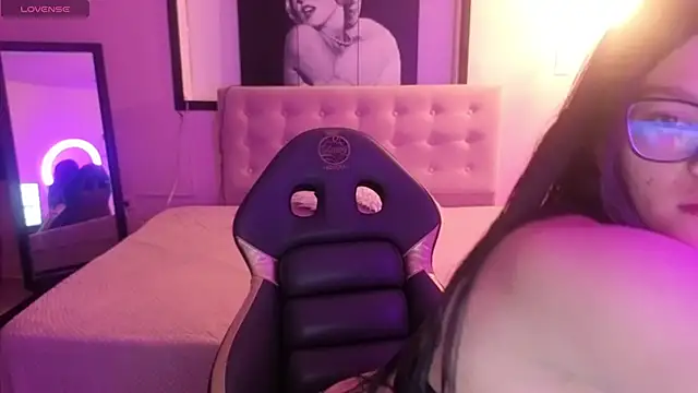 Sara valderrama  online show from April 1, 2026, 1:12 pm