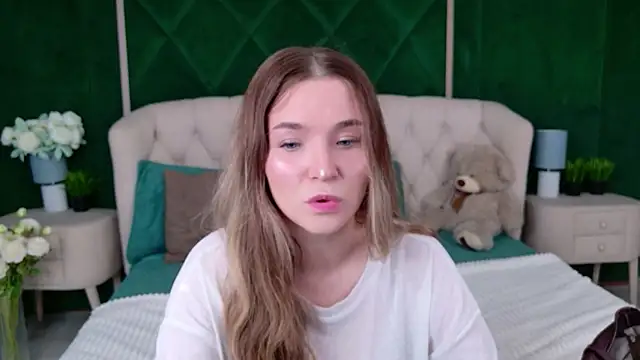 Lina Sinerz online show from June 1, 2026, 3:33 pm