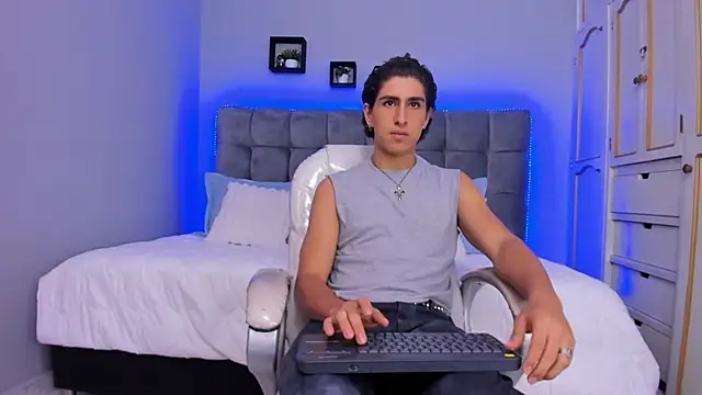 Andrew 03  online show from December 5, 2025, 8:50 pm