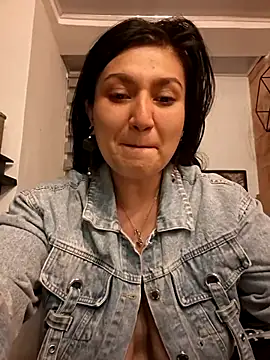 Magenta Moon online show from April 7, 2026, 11:50 pm