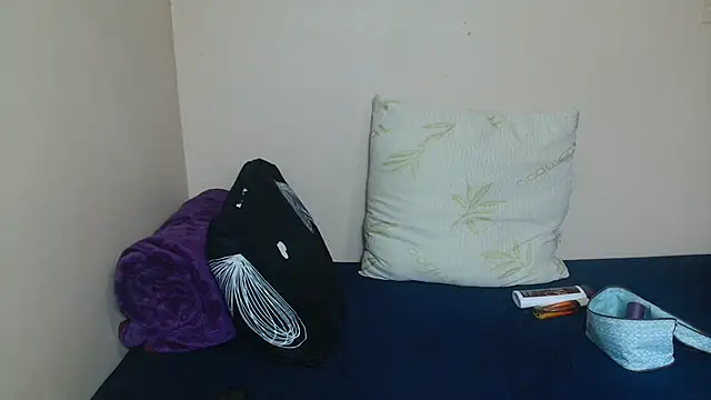   JuicyAss  online show from December 18, 2025, 1:26 pm