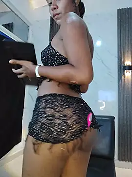 Snapshot of CaramelDesire chatting on May 17, 2026, 12:32 am CaramelDesire online show from May 17, 2026, 12:32 am