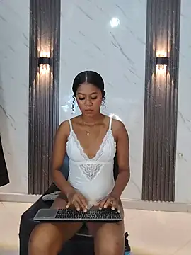 Snapshot of CaramelDesire chatting on June 5, 2026, 11:43 pm CaramelDesire online show from June 5, 2026, 11:43 pm