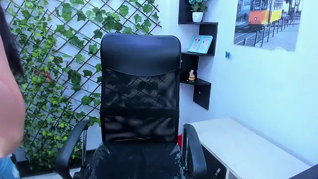 sophi hardd  online show from April 15, 2026, 2:21 pm