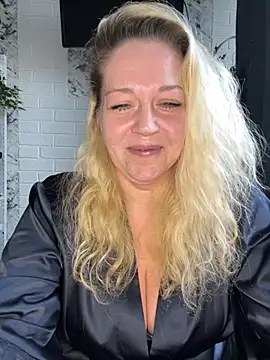 JenniferCarmen online show from April 15, 2026, 7:03 am