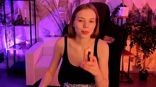 BellaHaadiid online show from December 15, 2025, 6:19 am