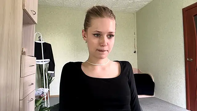 ZaidaSchwarten online show from May 18, 2026, 1:05 pm