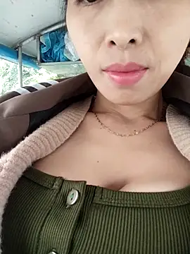 Snapshot of Comb-bii chatting on December 16, 2025, 2:27 am Comb-bii online show from December 16, 2025, 2:27 am