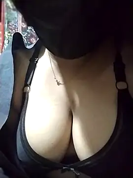 nosrat014 online show from December 17, 2025, 6:35 pm