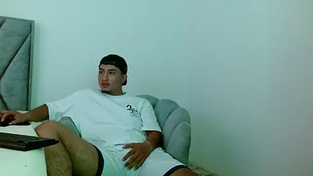 Snapshot of kyro_estrada chatting on December 15, 2025, 6:25 pm kyro estrada online show from December 15, 2025, 6:25 pm