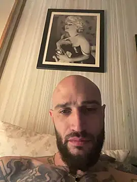 kingNQueen1211 online show from April 24, 2026, 5:42 am