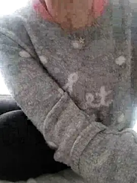 Snapshot of NovaMia chatting on February 4, 2026, 12:11 pm NovaMia online show from February 4, 2026, 12:11 pm