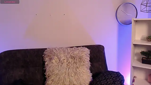 Lunaclarx online show from December 17, 2025, 12:10 pm