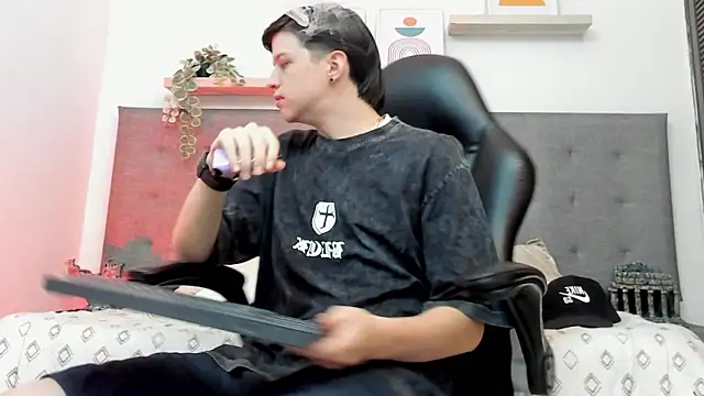 sebastamayo  online show from March 7, 2026, 6:09 am