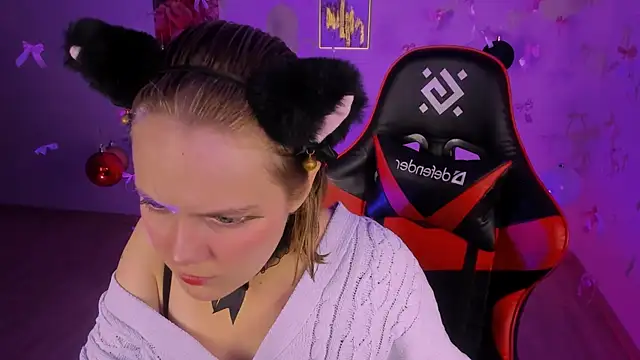 Snapshot of madeline_doll chatting on December 19, 2025, 11:18 pm madeline doll online show from December 19, 2025, 11:18 pm