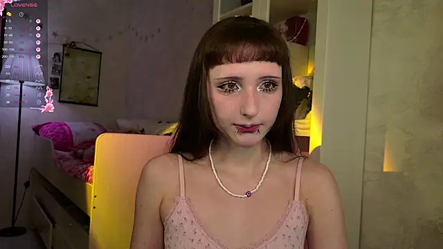 MiraJades online show from April 12, 2026, 10:13 pm