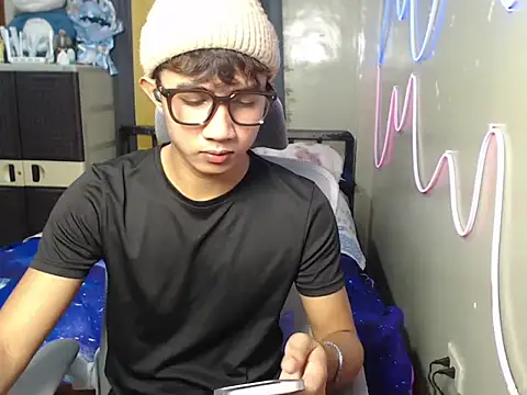 Snapshot of Ur_hottestjonny chatting on June 18, 2026, 10:42 am Ur hottestjonny online show from June 18, 2026, 10:42 am