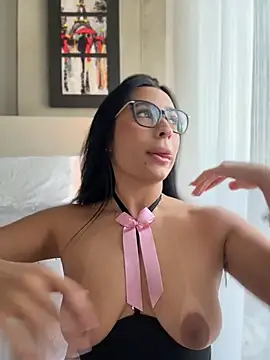 ValeriaTorress  online show from April 16, 2026, 9:39 pm