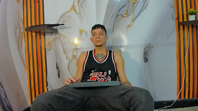 Straight Guy22 online show from December 19, 2025, 4:16 am