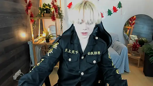 KellyKik online show from December 19, 2025, 8:33 pm