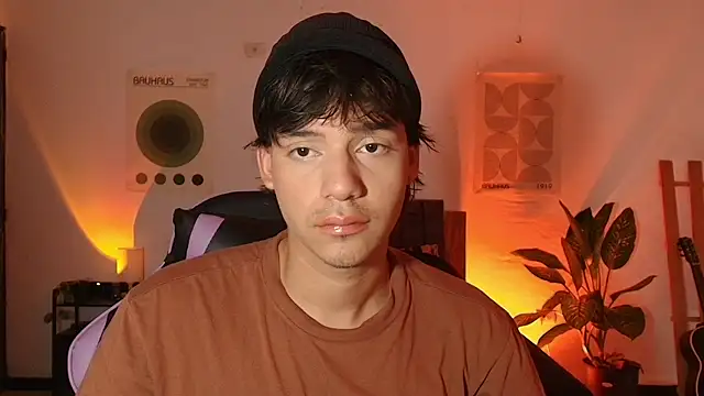 CrisotpherMoretti online show from December 19, 2025, 5:37 pm