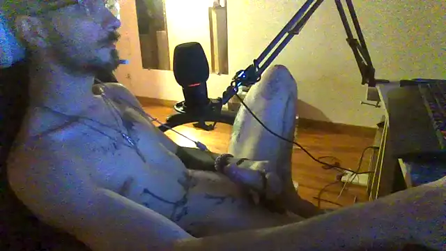 Snapshot of atreus69big chatting on July 9, 2026, 12:33 am atreus69big online show from July 9, 2026, 12:33 am