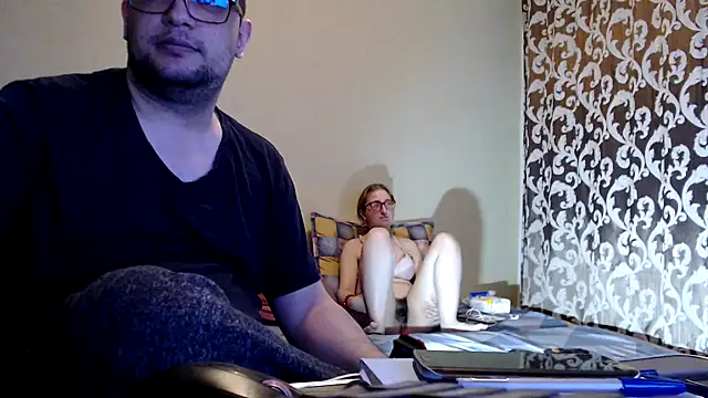 yunis32 online show from March 12, 2025, 5:38 pm