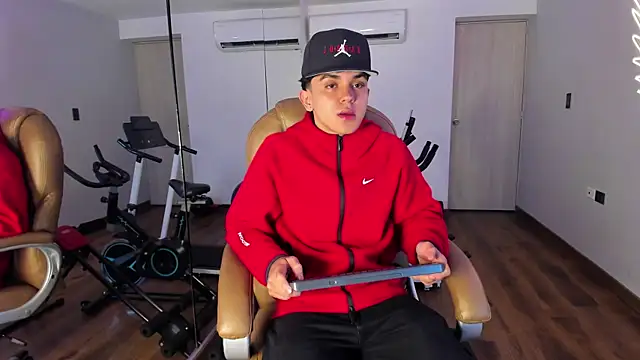  TaylorBlack online show from April 12, 2026, 11:35 am