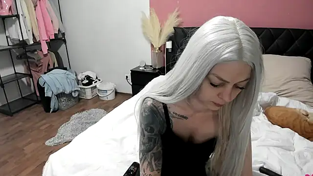 Melina Diamond online show from December 16, 2025, 8:13 pm