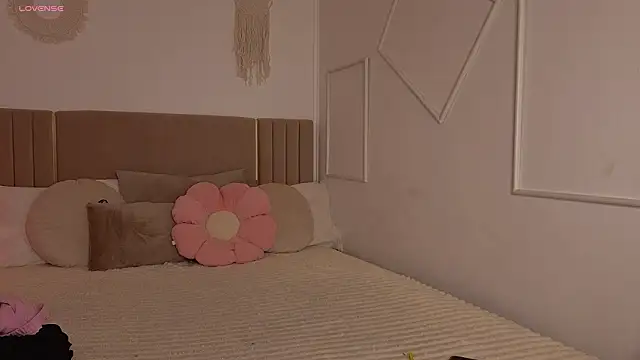 Sn0w  queen online show from February 25, 2026, 8:03 am