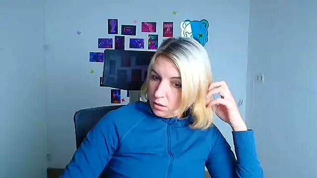 Lana Foxyy online show from December 19, 2025, 4:42 pm