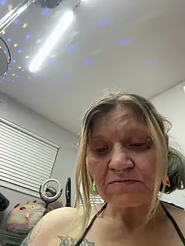 Snapshot of lindzybella chatting on May 10, 2026, 2:48 am lindzybella online show from May 10, 2026, 2:48 am