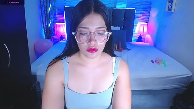 Snapshot of Valeri_hot22 chatting on February 18, 2026, 9:33 pm Valeri hot22 online show from February 18, 2026, 9:33 pm